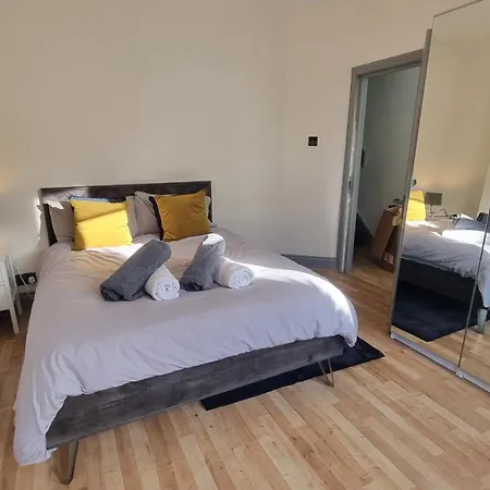 Chic Double Room, 20 Mins To London, Supermarkets, Shops, Bars, Metro Few Mins Walk